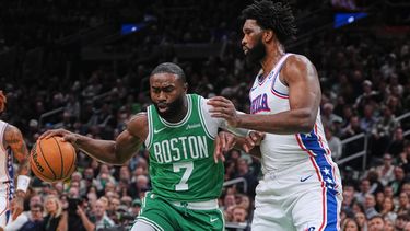 ARCHIVO - Jaylen Brown (7), de los Celtics de Boston, lleva el balón hacia la canasta frente a Joel Embiid, derecha, de los 76ers de Filadelfia, durante la primera mitad de un juego de baloncesto de la NBA, el miércoles 22 de octubre de 2025, en Boston. (AP Foto/Charles Krupa, Archivo)