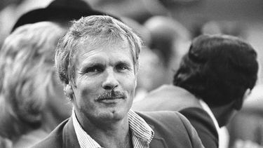 El propietario de los Bravos de Atlanta, Ted Turner, observa a su equipo jugar contra los Cardenales de San Luis en San Luis, el 6 de octubre de 1982. (AP Photo/Rusty Kennedy, File)