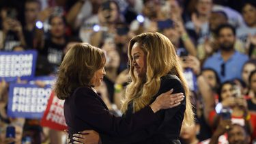 Beyonce, derecha, y la candidata presidencial demócrata Kamala Harris, izquierda, se abrazan en el escenario durante un mitin de campaña el viernes 25 de octubre de 2024 en Houston. (Foto AP/Annie Mulligan)