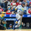 Chandler Simpson, de los Rays de Tampa Bay, reacciona después de que una batazo de faul le golpeara en la pierna en la sexta entrada del juego de béisbol de Grandes Ligas contra los Filis de Filadelfia, el viernes 25 de septiembre de 2026, en Filadelfia. (AP Foto/Laurence Kesterson)