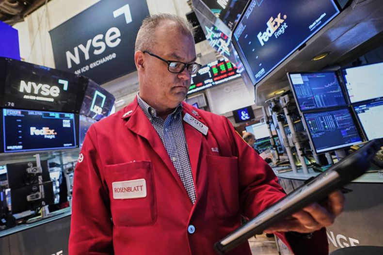 El operador William Lawrence trabajando en la bolsa de remates de la Bolsa de Nueva York, el 1 de junio de 2026. (Foto AP/Richard Drew)
