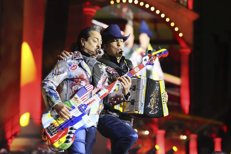 Hernán Hernández, izquierda, y Jorge Hernández, derecha, de la banda mexicana Los Tigres del Norte durante su presentación en el festival Arre en la Ciudad de México el 7 de septiembre de 2024. (Foto AP/Ginnette Riquelme)