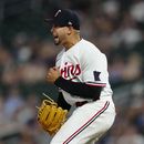 El relevista de los Mellizos de Minnesota Jovani Morán celebra luego de ponchar a Triston Casas de los Medias Rojas de Boston en la alta de la décima entrada del partido jugado el miércoles 21 de junio de 2023 en Minneapolis. (AP Photo/Abbie Parr)