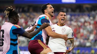 Pedro Porro (derecha) festeja con Mikel Merino y Nico Williams tras anotar el segundo gol de España ante Francia en la semifinal del Mundial, el martes 14 de julio de 2026, en Arlington, Texas. (AP Foto/Ashley Landis)