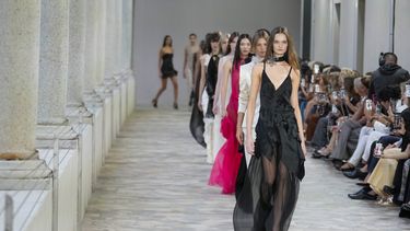 Modelos lucen creaciones de la colección Primavera Verano 2025 de Alberta Ferretti, que se presentó en Milán, Italia, el martes 17 de septiembre de 2024. (Foto AP/Luca Bruno).