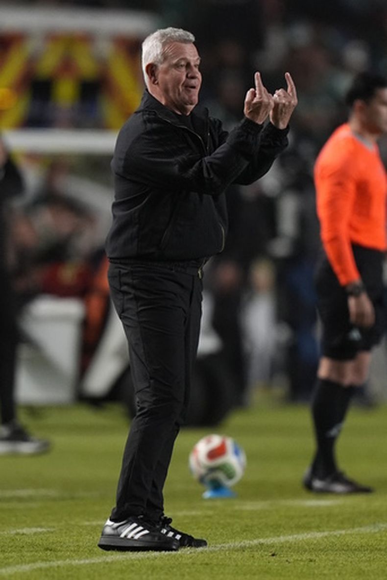El seleccionador de México Javier Aguirre da instrucciones en la banda a los jugadores durante el amistoso ante Islandia el miércoles 25 de febrero del 2026. (AP Foto/Fernando Llano)