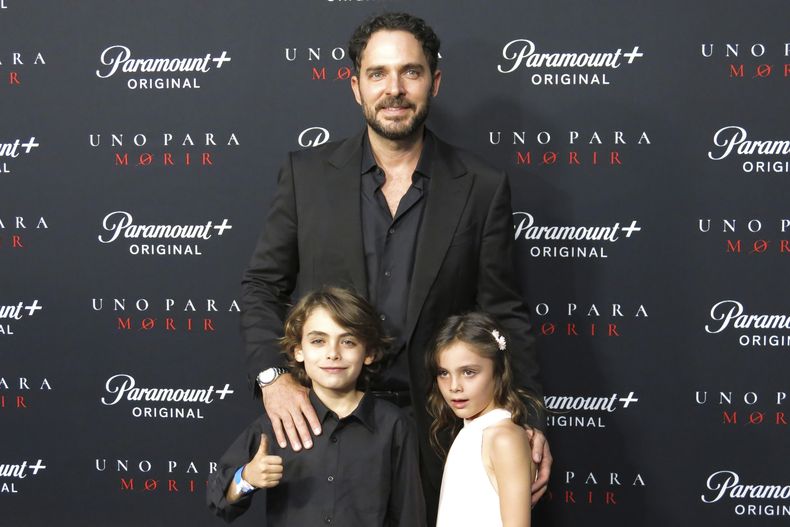 El actor mexicano Manolo Cardona posa con sus hijos Gael y Guadalupe en la premiere de la película de Paramount+ Uno para morir en la Ciudad de México el jueves 4 de mayo de 2023. (Foto AP/Berenice Bautista)