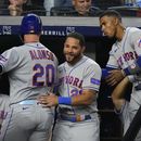 Pete Alonso, de los Mets de Nueva York, festeja con sus compañeros luego de conectar un jonrón ante los Yanquis de la misma ciudad, el martes 25 de julio de 2023 (AP Foto/Frank Franklin II)