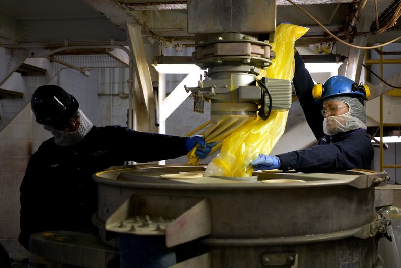 Jobe Washington (der) y Dwight Brown mezclan colorantes artificiales en Sensient Technologies Corp en San Luis, Missouri, el 2 de abril del 2025. (AP foto/Jeff Roberson)