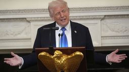 El presidente estadounidense Donald Trump habla en una cena de la junta directiva del Centro Kennedy en el Comedor de Estado de la Casa Blanca, el 19 de mayo de 2025, en Washington. (AP Foto/Manuel Balce Ceneta)