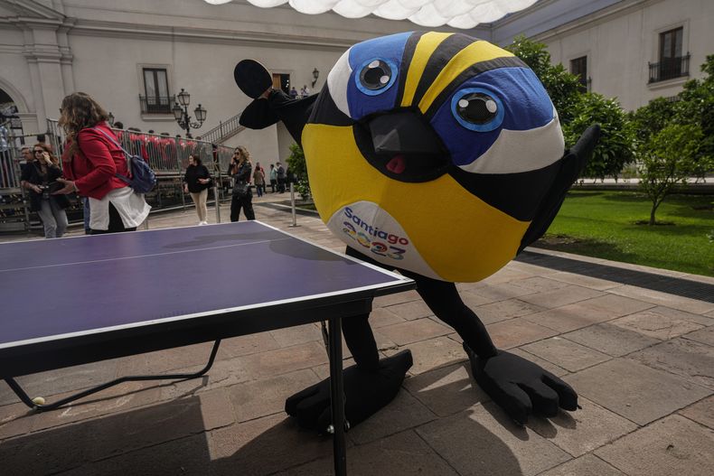 ARCHIVO - El pájaro Fiu, mascota de los Juegos Panamericanos de Chile, durante un acto de presentación en el palacio presidencial de La Moneda, el 20 de octubre de 2022. (AP Foto/Esteban Félix)