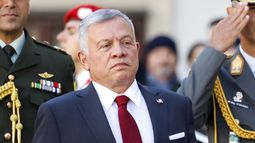 ARCHIVO - El rey Abdalá II bin Al-Hussein de Jordania asiste a una ceremonia militar en Viena, el 25 de octubre de 2021. (AP Foto/Lisa Leutner)