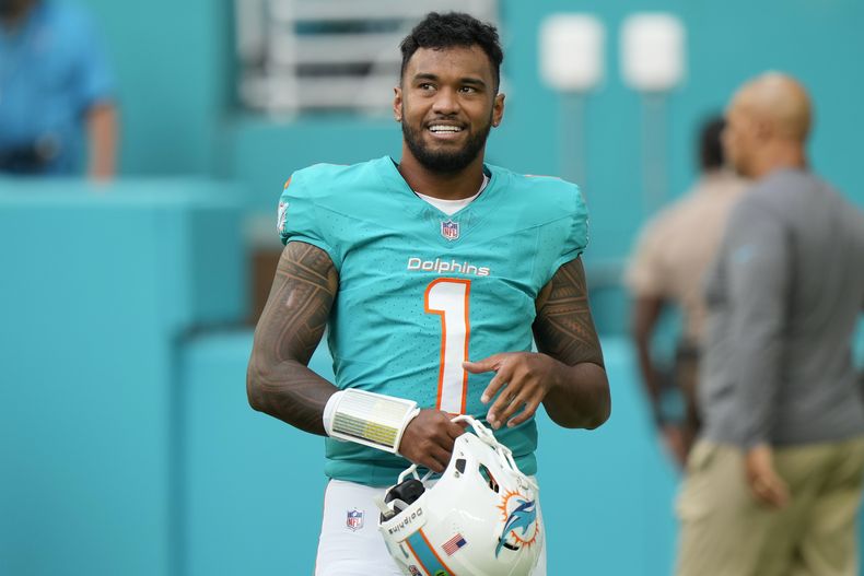 El mariscal de campo de los Dolphins de Miami, Tua Tagovailoa, se encuentra en el campo antes de un partido de pretemporada de la NFL contra los Commanders de Washington, el sábado 17 de agosto de 2024, en Miami Gardens, Florida (AP Foto/Wilfredo Lee)