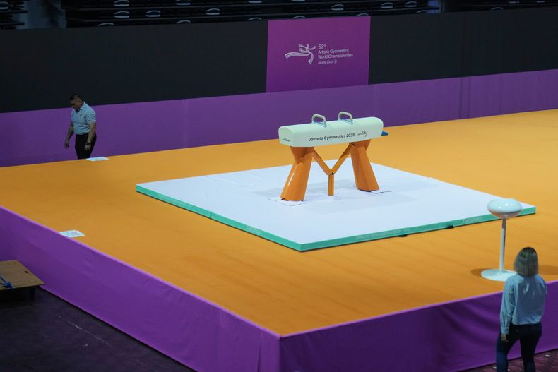 Un agente de seguridad camina frente al escenario del potro del Mundial de gimnasia artística en Yakarta, Indonesia, el viernes 10 de octubre de 2025. (AP Foto/Dita Alangkara)