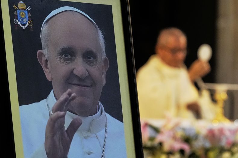 Una fotografía del fallecido papa Francisco yace frente a los fieles durante una misa en su honor en la catedral metropolitana, el lunes 21 de abril de 2025, en Ciudad de México. (AP Foto/Marco Ugarte)