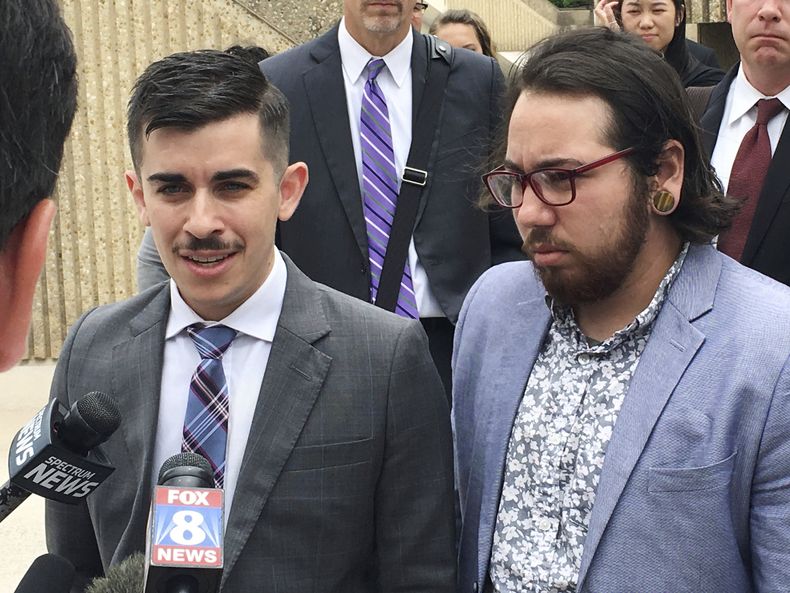 El abogado Chase Strangio (i) y el demandante Joaquin Carcano hablan a la prensa en Winston-Salem, Carolina del Norte, el 25 de junio del 2018. (AP foto/Jonathan Drew)