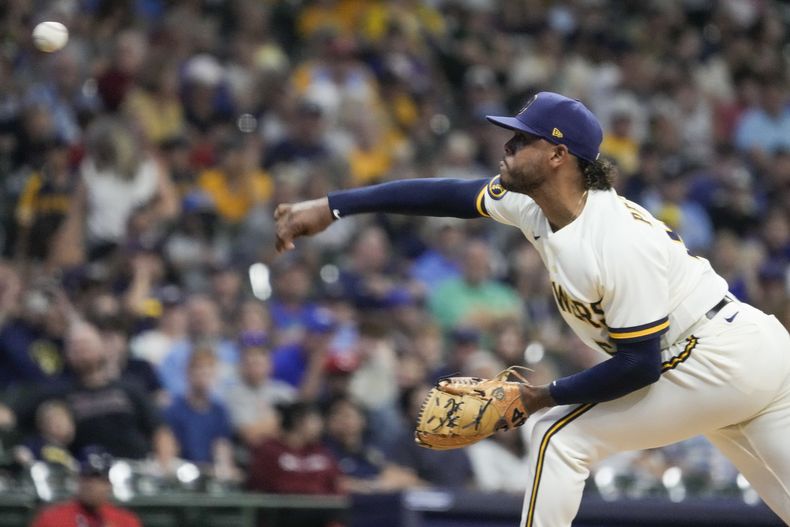 Freddy Peralta de los Cerveceros de Milwaukee lanza ante los Rojos de Cincinnati, el miércoles 26 de julio de 2023, en Milwaukee. (AP Foto/Morry Gash)