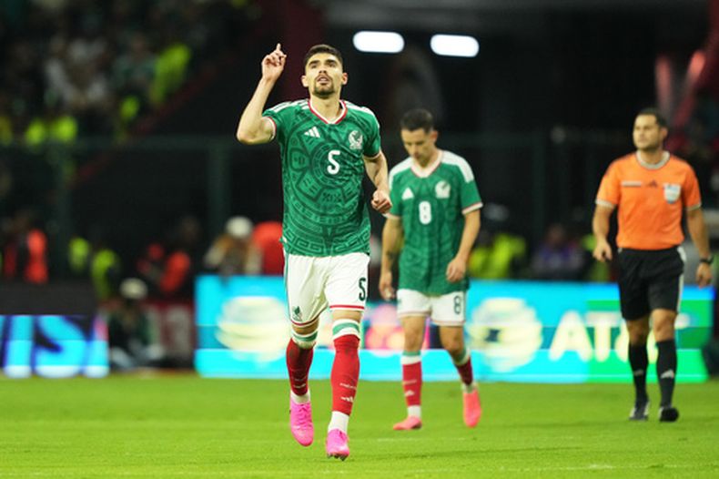 El zaguero de México, Johan Vásquez (5) festeja luego de anotar un gol ante Serbia en un partido de preparación en Toluca, México, el jueves 4 de junio de 2026. (AP Foto/Moisés Castillo)