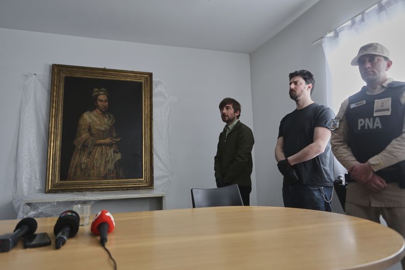 La pintura del siglo XVIII de Giuseppe Ghislandi, Retrato de una dama, presuntamente robada por un oficial nazi durante la Segunda Guerra Mundial y descubierta en la casa de su hija tras aparecer en un anuncio inmobiliario, se exhibe durante una conferencia de prensa del fiscal Daniel Adler en Mar del Plata, Argentina, el miércoles 3 de septiembre de 2025. (Foto AP/Christian Heit)