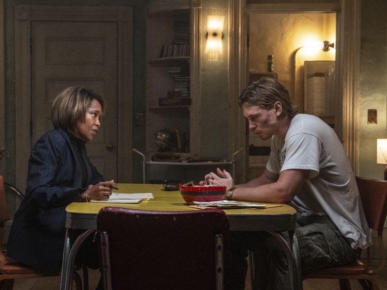 Esta imagen publicada por Sony Pictures Entertainment muestra a Regina King, a la izquierda, y Austin Butler en una escena de Caught Stealing. (Niko Tavernise/Sony Pictures Entertainment via AP)