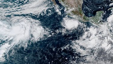 Esta imagen, proporcionada por la Oficina Nacional de Administración Océanica y Atmosférica de Estados Unidos (NOAA, por sus siglas en inglés), muestra al huracán Polo intensificándose en el océano Pacífico, el lunes 21 de septiembre de 2026, cerca de la costa de México. (NOAA vía AP)