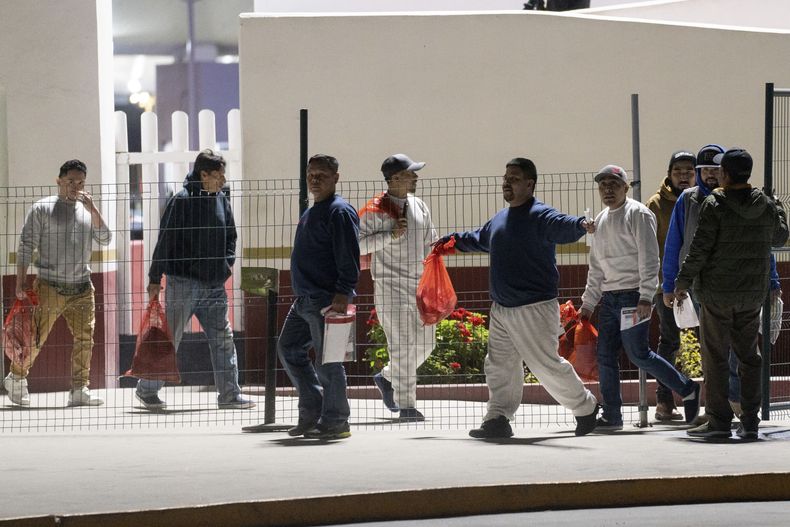 Migrantes ingresan a México por el puente fronterizo peatonal El Chaparral en Tijuana, México, el martes 21 de enero de 2025, después de ser deportados de Estados Unidos. (AP Foto/Félix Márquez)