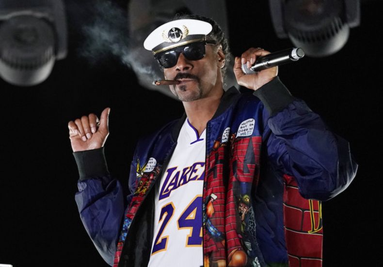 ARCHIVO - Snoop Dogg interpreta un DJ como DJ Snoopadelic durante la serie Concerts In Your Car el viernes 2 de octubre de 2020, en Ventura, California. (Foto AP/Chris Pizzello, archivo)