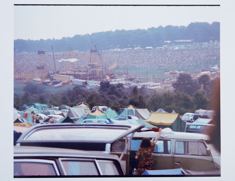 En esta fotografía de agosto de 1969 autos y tiendas de campaña en el terreno de la Feria de Música y Arte de Woodstock en Bethel, Nueva York. El Centro para las Artes Bethel Woods, la organización sin fines de lucro que administra el sitio tiene ahora nuevas instalaciones de campamento de lujo. (David Shelburne vía AP)