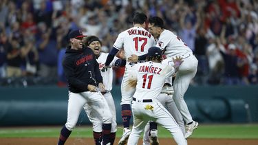 Will Brennan, de los Guardianes de Cleveland, festeja con sus compañeros tras conseguir el hit que significó el triunfo sobre los Astros de Houston en 14 innings, el viernes 9 de junio de 2023 (AP Foto/Ron Schwane)