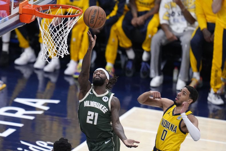 El base de los Bucks de Milwaukee Patrick Beverley avanza hacia la canasta con el balón frente a Tyrese Haliburton de los Pacers de Indiana en el juego 6 de la primera ronda de la postemporada el jueves 2 de mayo del 2024. (AP Foto/Michael Conroy)