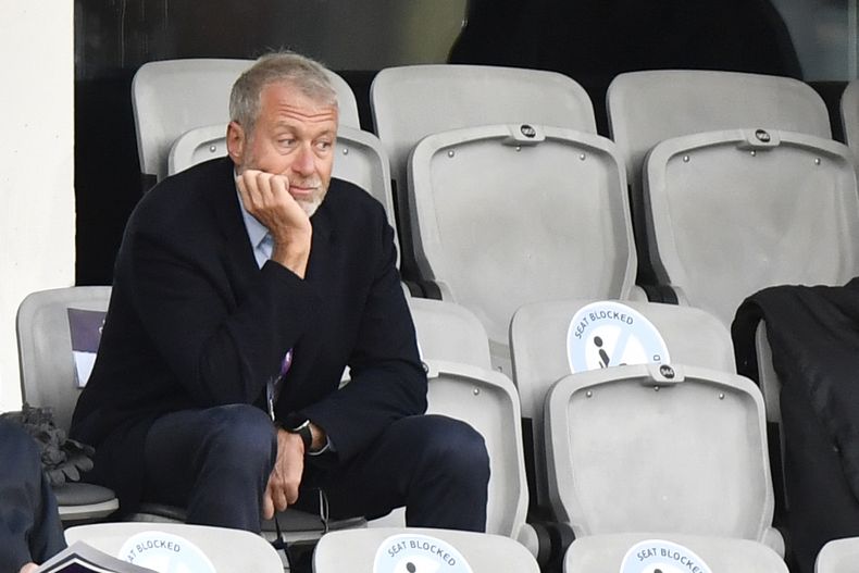 ARCHIVO - El entonces dueño del club de fútbol Chelsea Roman Abramovich asiste a la final de la Liga de Campeones femenina de la UEFA contra Barcelona en Gotemburgo, Suecia, 16 de mayo de 2021. Abramovich perdió en su intento legal de anular las sanciones que le impuso la Unión Europea por su papel en la invasión rusa de Ucrania, cuando un tribunal de la UE desestimó su demanda el miércoles 20 de diciembre de 2023. (AP Foto/Martin Meissner, File)
