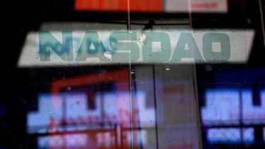 americateve | Tableros electr&oacute;nicos se reflejan en la ventana del Nasdaq en Nueva York, el jueves 22 de agosto de 2013. (Foto AP/Seth Wenig)