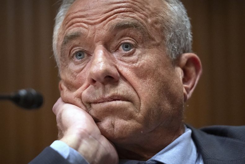 El secretario de Salud y Servicios Humanos, Robert F. Kennedy Jr., comparece ante la Comisión de Finanzas del Senado, en el Capitolio, en Washington, el jueves 4 de septiembre de 2025. (AP Foto/Mark Schiefelbein)