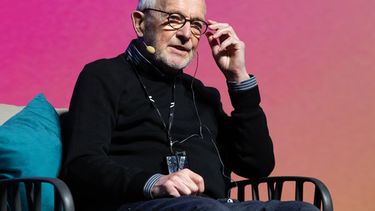 En esta foto proporcionada por Bergamo Scienza 2026, el físico Francis Halzen habla durante una presentación sobre el Observatorio de Neutrinos IceCube en el festival de ciencia BergamoScienza en Bérgamo, Italia, el domingo 4 de octubre de 2026. Halzen recibió el Premio Nobel de Física el martes 6 de octubre por sus contribuciones al Observatorio de Neutrinos IceCube y el descubrimiento de neutrinos de alta energía de origen astrofísico. (Foto, Laura Pietra/Bergamo Scienza 2026 vía AP)