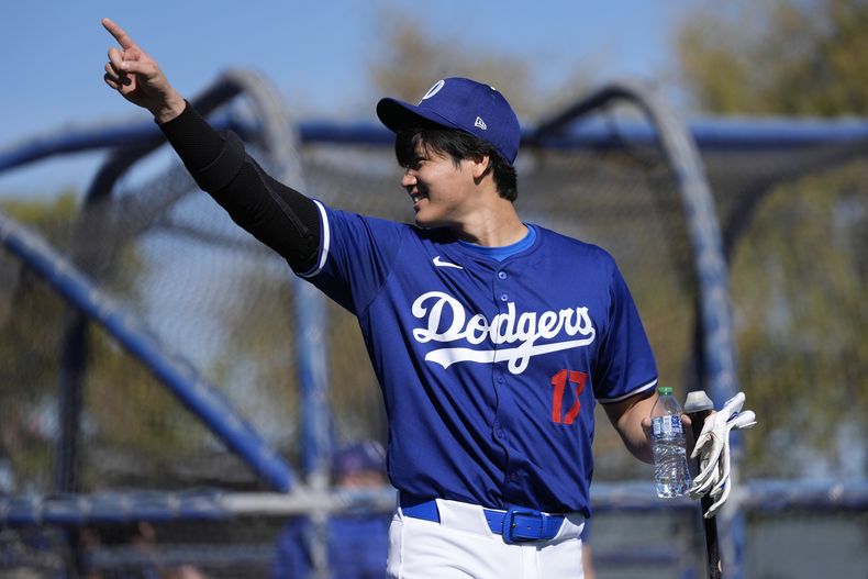 El bateador designado de los Dodgers de Los Ángeles Shohei Ohtani participa en los entrenamientos de primavera del equipo en Camelback Ranch en Phoenix el viernes 16 de febrero del 2024. (AP Foto/Ashley Landis)