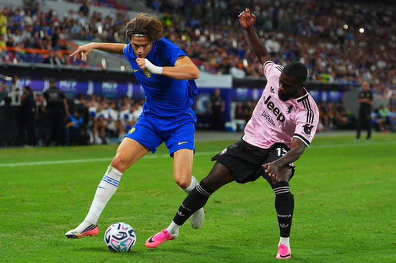 Jeremie Boga (derecha) de Juventus y Marco Palestra de Chelsea pugnan por el balón en un partido de pretemporada en Hong Kong, el miércoles 5 de agosto de 2026. (AP Foto/Chan Long Hei)