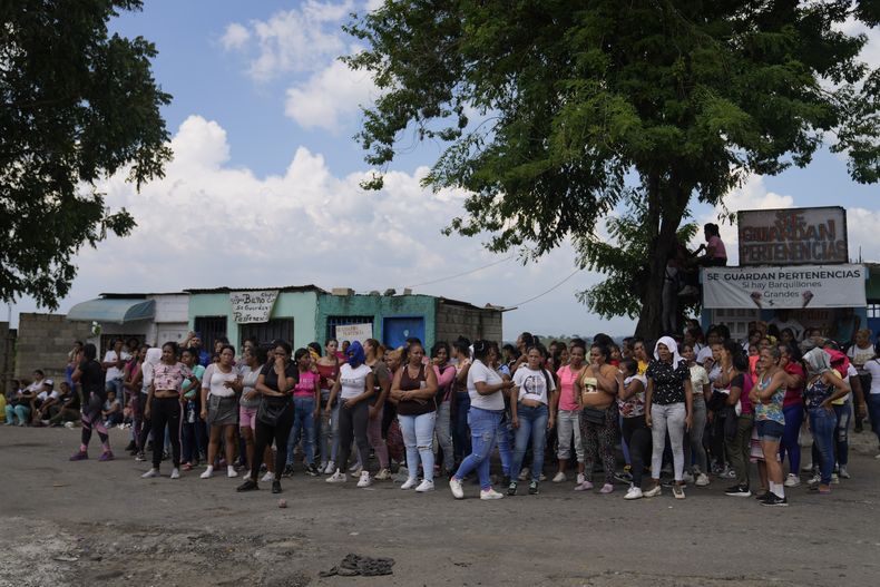Familiares de presos se reúnen a las afueras del centro penitenciario de Tocorón durante una intervención militar al mismo, en Tocorón, Venezuela, el miércoles 20 de septiembre de 2023. Militares ejecutaron la intervención en un intento de desmantelar una de las bandas criminales en el país, de acuerdo con el ministro de Interior, el almirante en jefe Remigio Ceballos. (AP Foto/Ariana Cubillos)