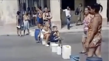 mujeres con ninos protestaron por falta de agua y cerraron la interseccion de las calles monte y agramonte de la habana vieja