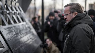 En esta fotografía proporcionada por la oficina de prensa del Ministerio de Defensa de Ucrania, el ministro de Defensa de Alemania, Boris Pistorius, rinde homenaje a las personas que murieron en combates contra fuerzas de seguridad durante la Revolución de la Dignidad, en Kiev, Ucrania, el martes 21 de noviembre de 2023. (Oficina de prensa del Ministerio de Defensa de Ucrania vía AP)