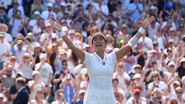 Alexandra Eala, de las Filipinas, celebra tras ganar el partido de tercera ronda de individuales femeninos contra Iga Świątek, de Polonia, en el Campeonato de Tenis de Wimbledon en Londres, el sábado 4 de julio de 2026. (Foto AP/Maja Smiejkowska)