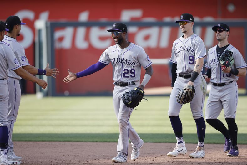 Los Rockies de Colorado festejan la victoria sobre los Reales de Kansas City, el sábado 3 de junio de 2023 (AP Foto/Colin E. Braley)