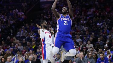 Embiid regresa encendido, 76ers aplastan a los Pistons