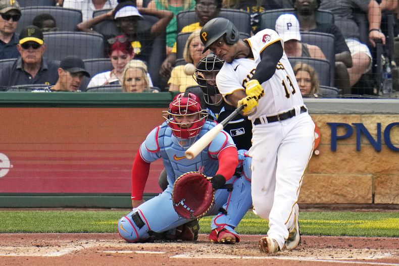 KeBryan Hayes, de los Piratas de Pittsburgh, conecta un jonrón en el juego del sábado 3 de junio de 2023, ante los Cardenales de San Luis (AP Foto/Gene J. Puskar)