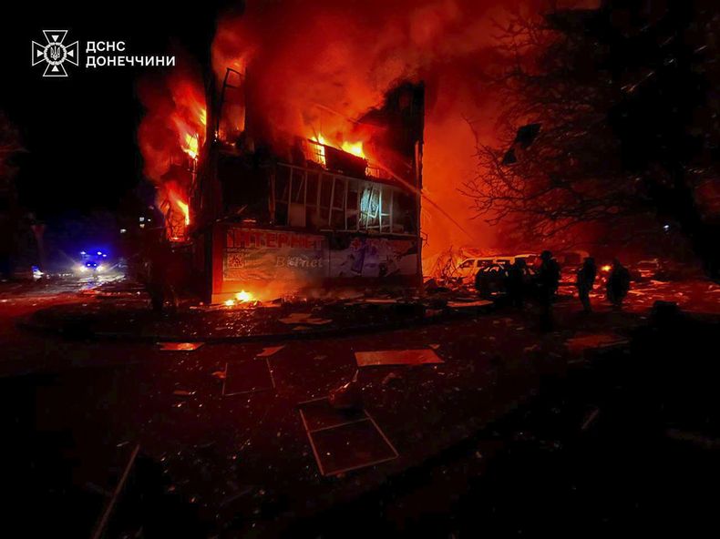 En esta imagen, distribuida por el Servicio de Emergencias de Ucrania, bomberos extinguen un incendio tras un ataque con cohetes rusos en Dobropillya, en la región de Donetsk, en el este de Ucrania, el 8 de marzo de 2025. (Servicio de Emergencias de Ucrania vía AP)