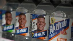 Botellas con bebidas de electrolitos de Dongpeng con la imagen del futbolista francés Kylian Mbappé en un supermercado de Beijing, el martes 27 de octubre de 2026. (AP Foto/Andy Wong)
