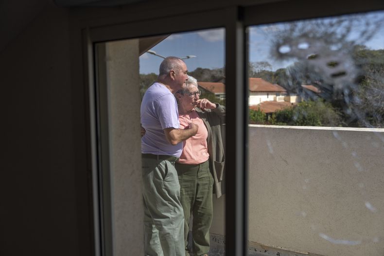 Pete y Gillian Brisley visitan la casa de su hija, en el Kibbutz Be’eri en el sur de Israel el 21 de febrero del 2024. La hija fue asesinada junto con sus dos hijas en el ataque del 7 de octubre del 2023 perpetrado por el grupo palestino Hamás contra Israel. (AP foto/Ohad Zwigenberg)