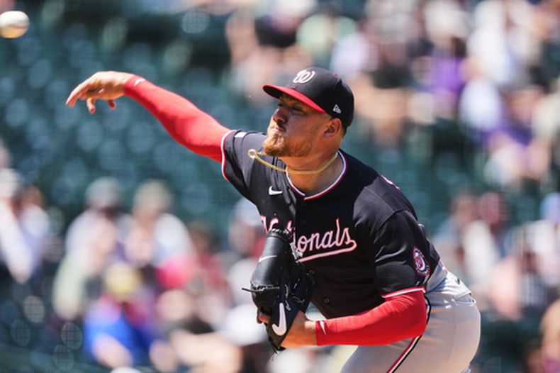 Cade Cavalli, abridor de los Nacionales de Washington, trabaja frente a los Rockies de Colorado en la primera entrada del juego de béisbol de Grandes Ligas del miércoles 22 de julio de 2026, en Denver. (AP Foto/David Zalubowski)