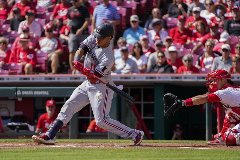 Jorge Polanco de los Mellizos de Minnesota trata de controlar su swing en el juego contra los Rojos de Cincinnati, el miércoles 30 de septiembre de 2023, en Cincinnati. (AP Foto/Joshua A. Bickel)