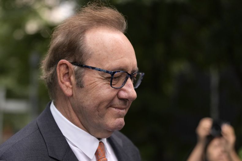 El actor Kevin Spacey llega a las afueras del Tribunal de la Corona de Southwark en Londres, el lunes 24 de julio de 2023. Se espera que el jurado comience a deliberar en el caso del actor Kevin Spacey, de 63 años, quien se declaró inocente de nueve cargos, incluidos múltiples cargos de agresión sexual e indecente. (Foto AP/Kirsty Wigglesworth)