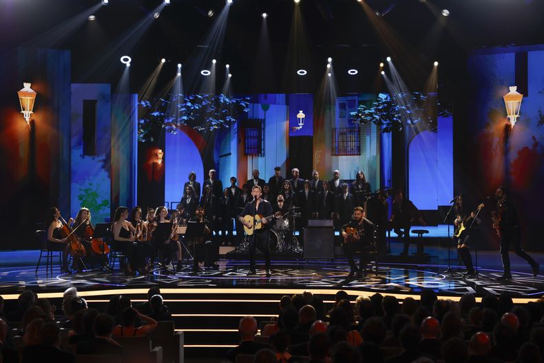 Alejandro Sanz durante su presentación en la 39ª ceremonia de los Premios Goya en Granada, España, el sábado 8 de febrero de 2025, en Granada. (Foto AP/Fermin Rodriguez)